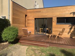 Maison d'intérieur - construction d'une extension en bois avec terrasse sur Caen, en Normandie 