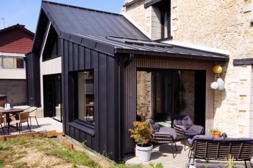 Extension de salon contemporaine en ossature bois près de Caen