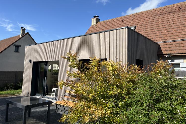 Extension de maison en bois entre Caen et la mer : un cube moderne pour agrandir l'espace de vie