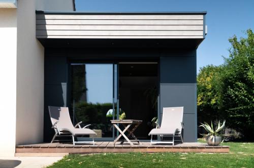 Extension d’une maison en ossature bois à Saint-Contest pour un garage et une chambre parentale