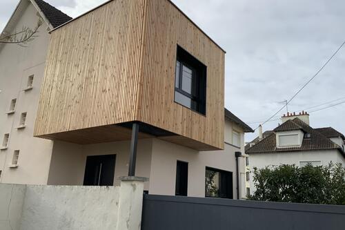 Construction d'une extension en bois sur une maison 