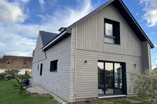 Extension en bois et habillage d’une maison sur la Côte Fleurie