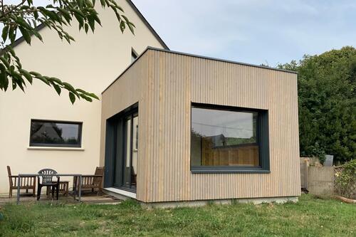 Réalisation d'une extension en bois de 20 m² à Mathieu : un salon plus spacieux en cours de création