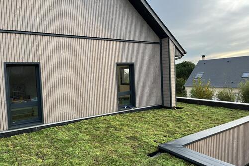 Végétalisation des toits d’une maison en bois en Normandie