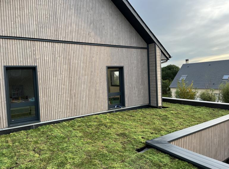 Végétalisation des toits d’une maison en bois en Normandie