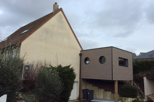 Une extension bois sur pilotis à Mondeville