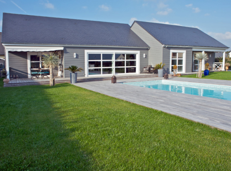 Maison en bois massif isolée par l'extérieur