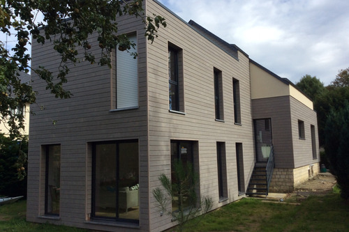Nouvelle maison en bois massif construite à Mathieu