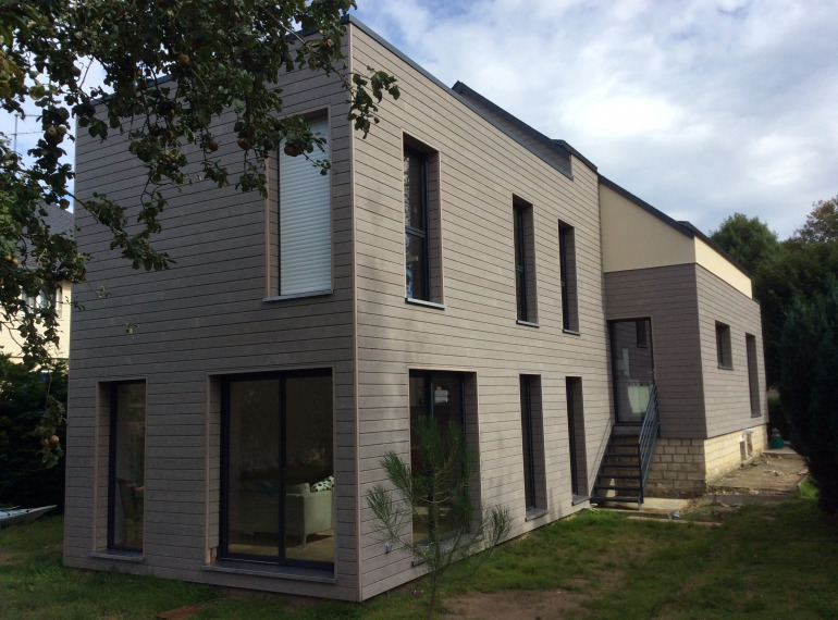 Nouvelle maison en bois massif construite à Mathieu